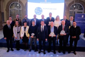 El presidente de la Diputación y diputados provinciales junto a los galardonados con el Premio a la Responsabilidad Social Empresarial.