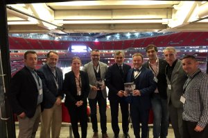 El autor del libro y los representantes provinciales, en el centro, durante la presentación en el estadio inglés.