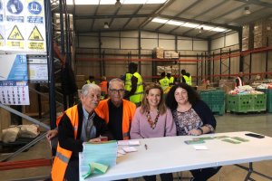 Voluntarios del Banco de Alimentos con productos entregados por Senator