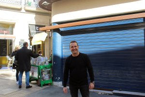 Daniel Ibarra, en la puerta de ldesaparecido bar \'Entre Mares\', en cuyo local abrirá el bar-restaurante \'Real 31\'.