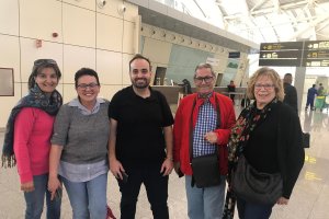 Los cinco cooperantes almerienses, en el aeropuerto de Alicante, antes de despegar rumbo a Tinduf.