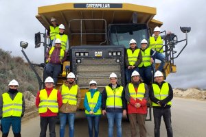 Profesores y alumnos del centro de Sorbas, durante su visita a la cantera.