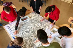 Los estudiantes en plena elaboración del Mosaico de Ciavieja.