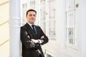 Javier Aureliano García posa en el balcón del despacho de Presidencia del Palacio Provincial en la calle Navarro Rodrigo