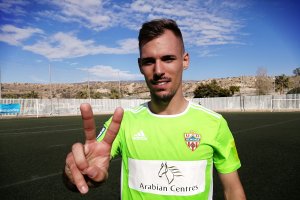 Rubén Enri marcó dos goles en Viator.