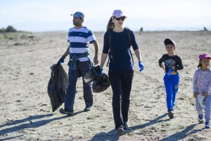 Familias al completo participaron en la recogida.