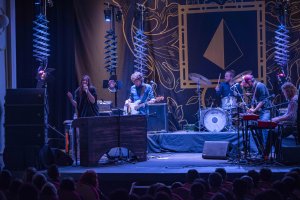 Morgan hizo vibrar a la capital almeriense durante casi las dos horas que duro el concierto.