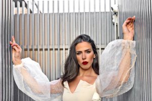 Lucía Abascal con un modelo de Sergi Regal.