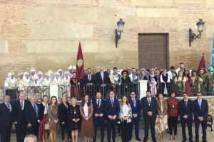 Autoridades y participantes en la recreación en Vera.