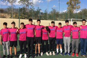 Un equipo de Primera posa tras la competición.
