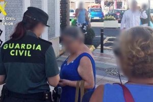 Una agente atiende a una mujer de avanzada edad.