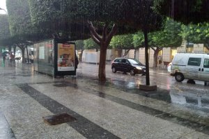 Imagen del centro de Almería en un día de lluvia.