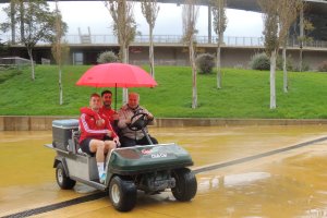 Balliu y Lazo en el cochecito del material con Miguel.