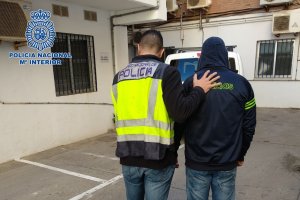 Imagen de la Policía Nacional deteniendo al fugitivo.