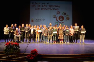 Premiados en la gala del Día de Personas con Discapacidad y representantes institucionales.