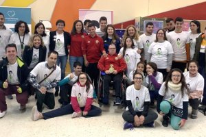 La foto de familia con los jugadores de Liga Genuine.