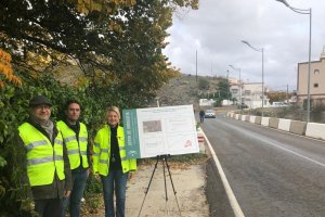 la delegada junto a técnicos en la carretera de Uleila del Campo.