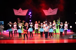 Actrices jóvenes y mayores en plena representación de la obra