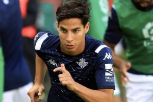 Diego Lainez en un entrenamiento con el Real Betis.