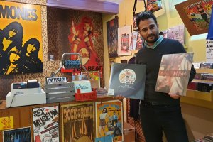 Pedro Gil en Discos Caverna con sendos álbumes de Queen y los almerienses The Dry Mouths.