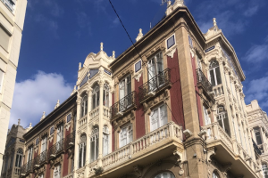 Edificio ubicado en la calle Regocijos de la capital.