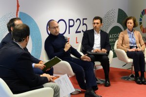 Julián Barquín, experto en Regulación de Endesa (en el centro de la imagen), en la mesa redonda.