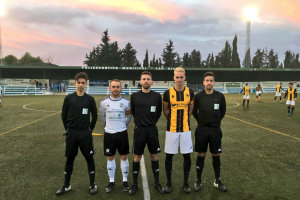Los capitanes con el trío arbitral.