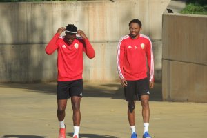 Owona entrenó ayer con una protección en la rodilla derecha.