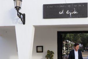 Francisco Góngora visitando el Cementerio.