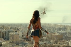 Fotograma de ‘Wonder Woman 1984’ con una vista de Almería desde el Cerro de San Cristóbal. (Fotograma: Warner)