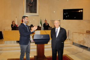 El alcalde impuso el Escudo de Oro de la ciudad a Guillermo Blanes.