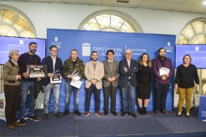 El concejal Carlos Sánchez, el diputado Manuel Guzmán, Diego Darcía de ASHAL y premiados.