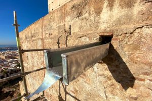 La nueva habitante de la Alcazaba es una (por ahora) brillante gárgola de zinc.