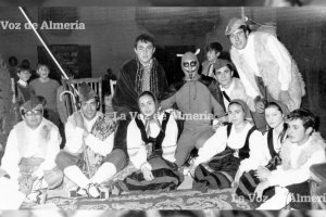 Personajes legendarios de la religiosidad laica local, como Manuel Martínez y Antonio Asensio, parte del belén viviente de la Plaza de San Pedro.