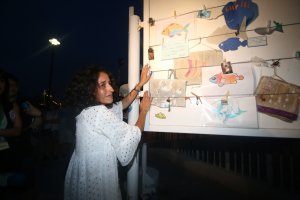 Patricia Ramírez, madre de Gabriel Cruz, frente a un mural conmemorativo.