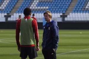 José María Gutiérrez, \'Guti\', hablando con Owona este jueves.