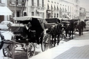 Coches de caballos estacionados en la Rambla Obispo Orberá.