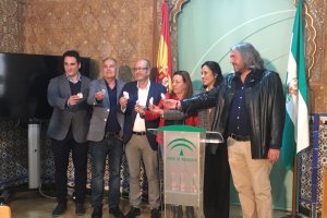 Representantes de la exposición \'Piedra a Piedra\' junto a la delegada de Educación