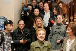 Doña Paquia homenajeada en su casa de la Plaza Circular, que cedió al Ayuntamiento como museo (Foto: Javier Alonso).