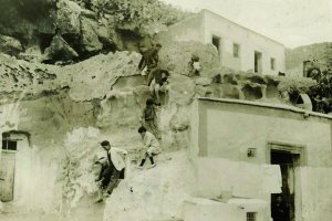 Viviendas y cuevas en el entorno chanqueño.