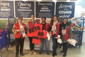 Voluntarios participando en la recogida en el Centro Comercia Carrefour de Almería.