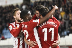 El Almería quiere seguir abrazado a la buena dinámica.