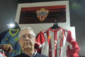Blanes posa para LA VOZ DE ALMERÍA en la tienda que tiene en Obispo Orberá.