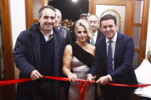 Juanjo Segura, Mónica Ruiz y Javier García cortando la cinta.