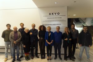 Foto de familia de los artistas, la organización y la delegada de Cultura, ayer el Museo.