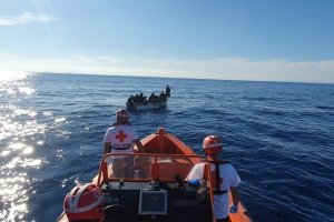 Imagen de archivo de una patera rescatada por Cruz Roja (Foto: Cruz Roja).