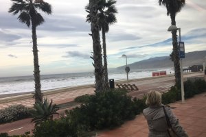 Olas en el Paseo Marítimo de Almería el pasado viernes.