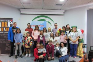 Pequeños y mayores han disfrutado con el espectáculo de magia.