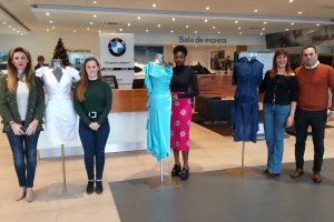 Las diseñadoras participantes en el concurso junto con los responsables de BMW y Mini.