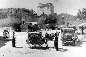 Escena cotidiana en la plaza de la Libertad en los años 50, con el castillo al fondo (Foto de Jean Dieuzaide/Col. Enrique F. Bolea).